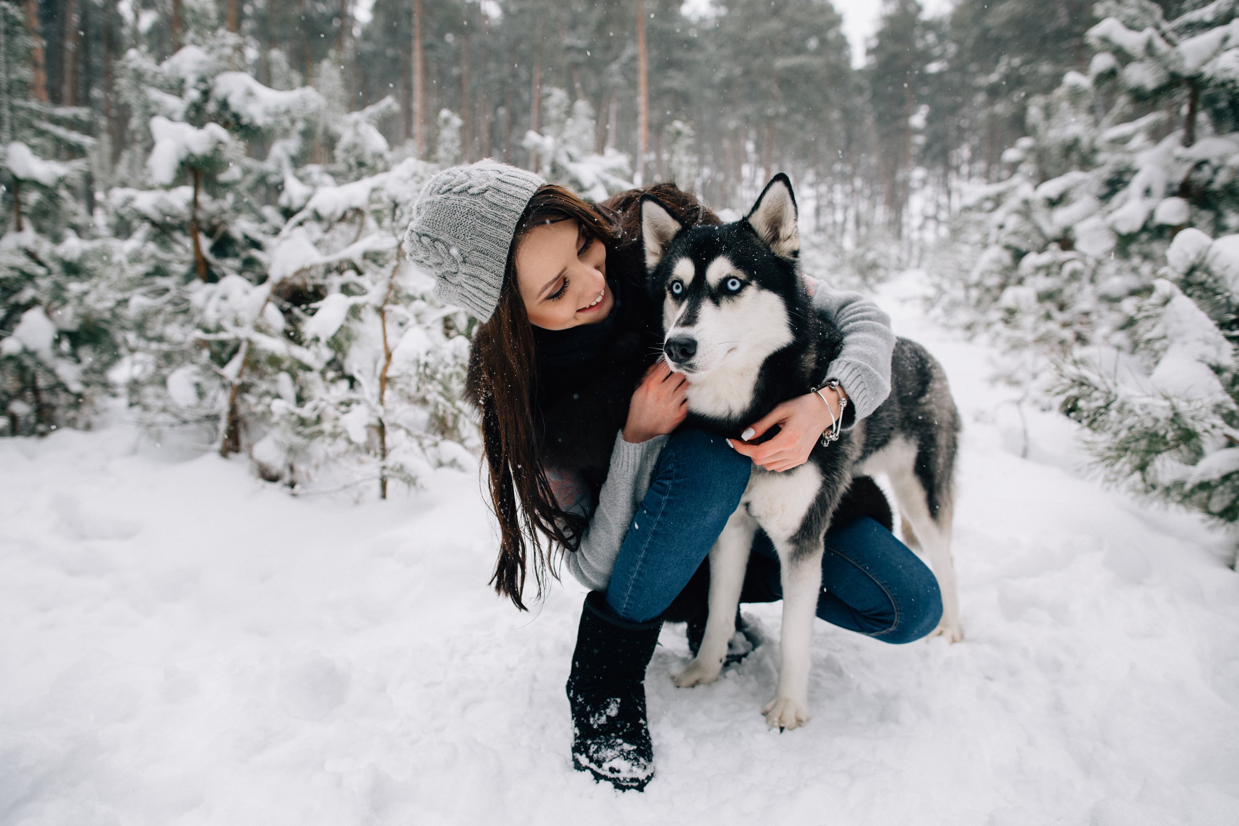 Фотосессия с хасками. Хаски Винтер. Девушка с собакой зимой. Девушка и хаски. Хаски девочка.