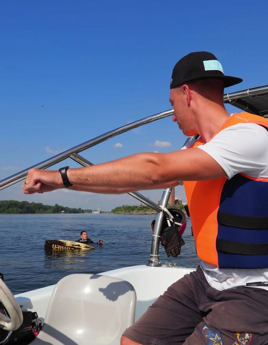 Урок вейкбординга на Енисее