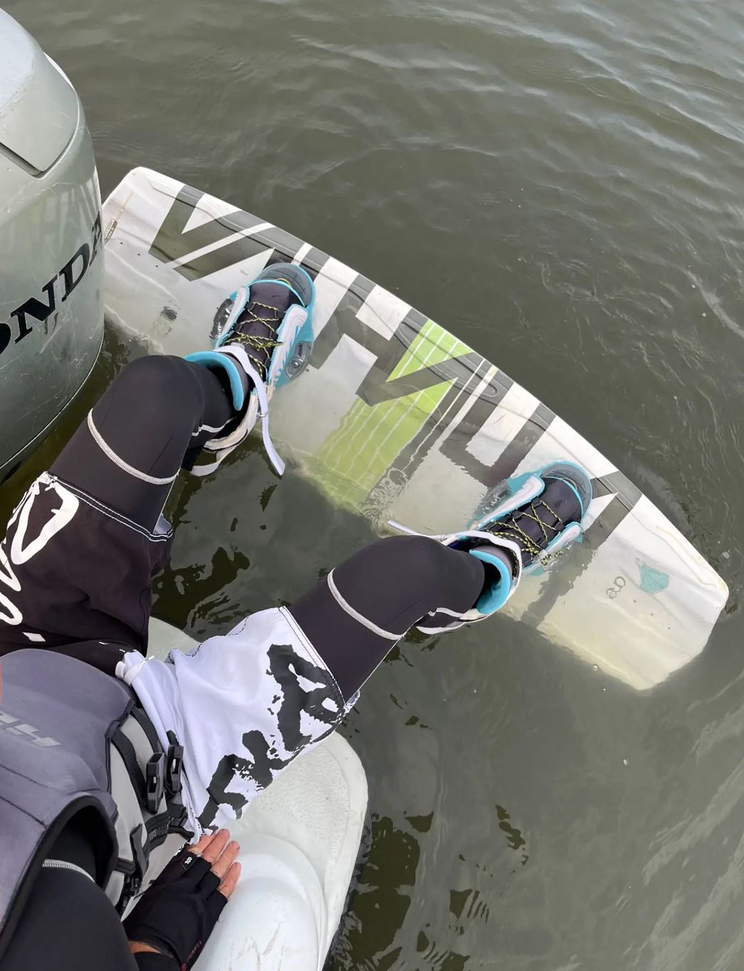 Урок вейкбординга на Енисее