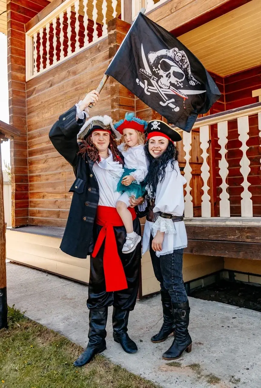 Украшения для пиратской вечеринки включают баннеры для торта, латексные шары