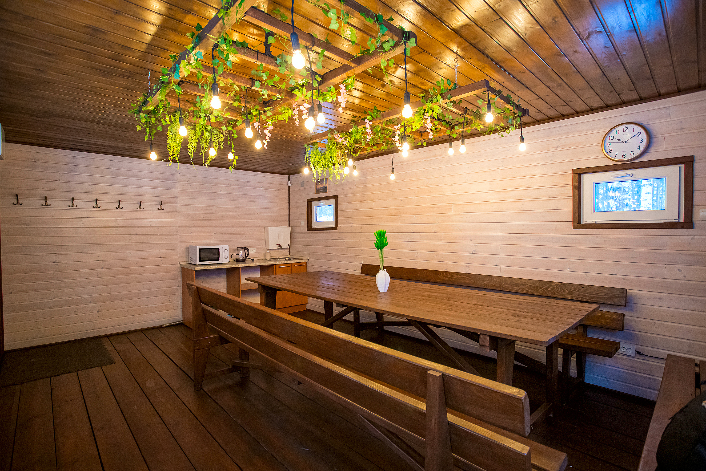 Отдых для компании в малой теплой беседке