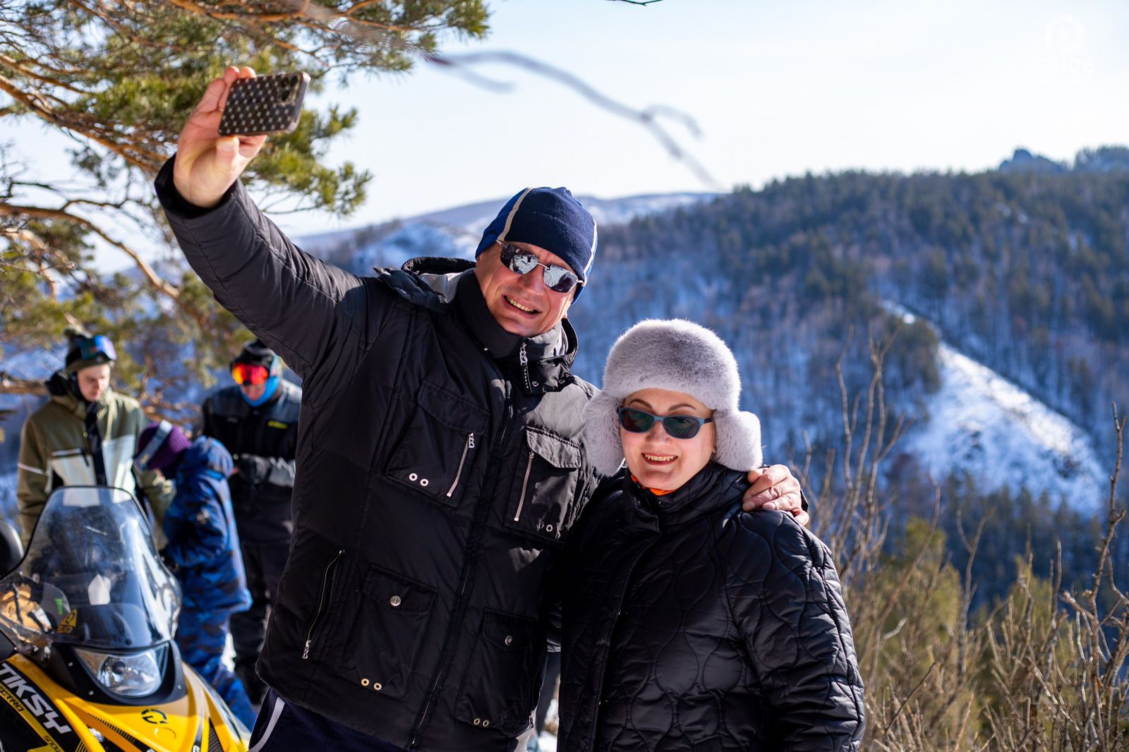 Свидание на высоте на снегоходе