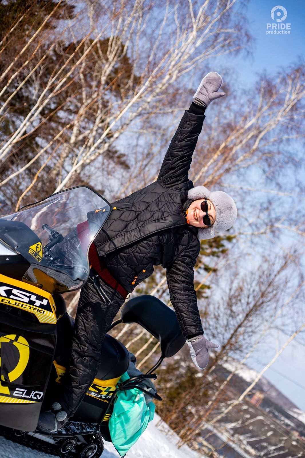 Свидание на высоте на снегоходе