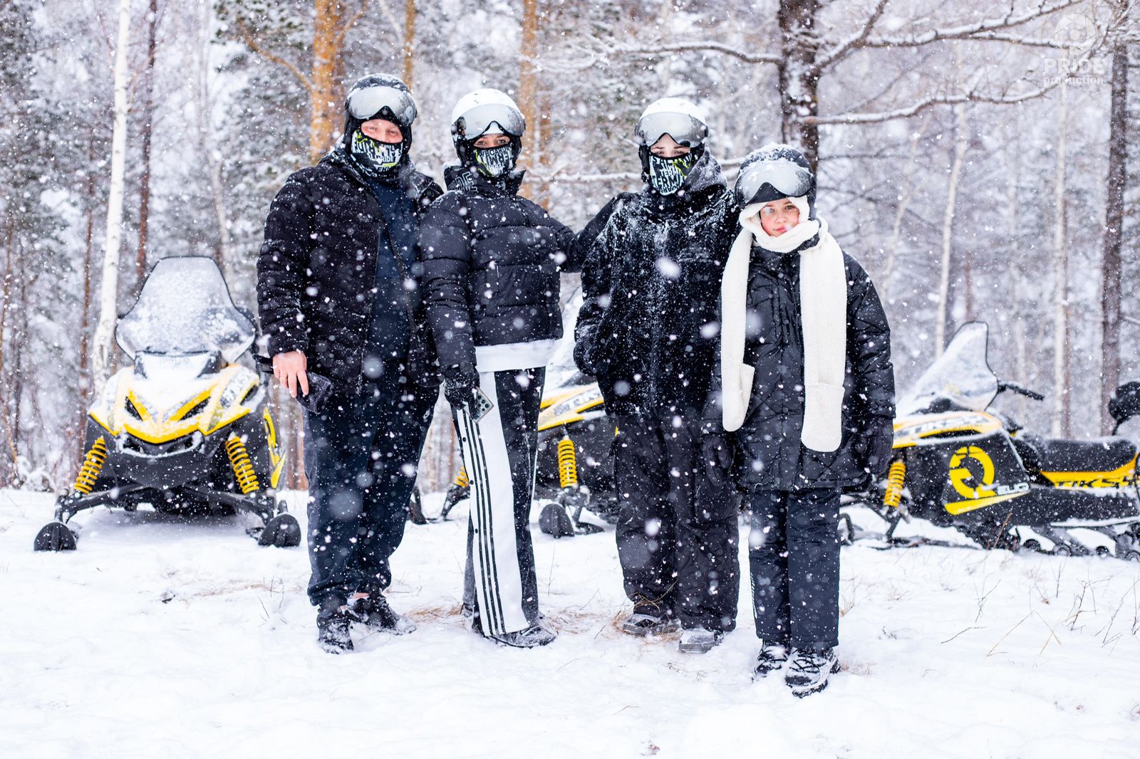 Прогулка на снегоходах для компании