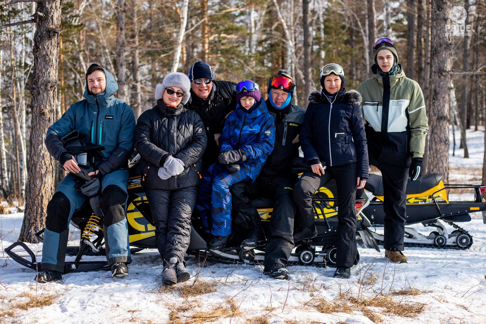 Прогулка на снегоходах для компании
