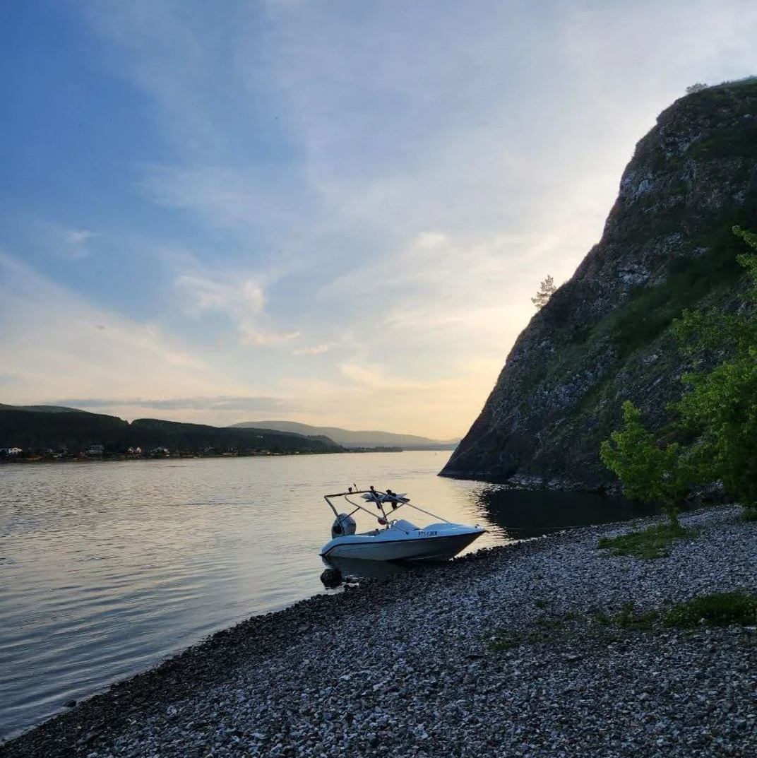 Прогулка на катере до пещеры Еленёва